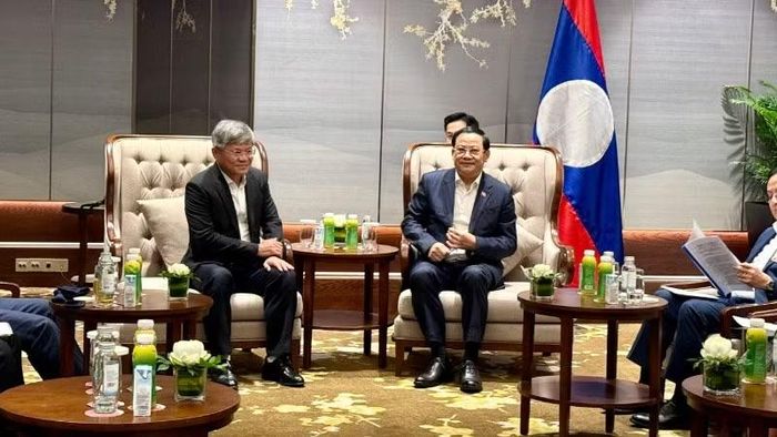 Chủ tịch VRG Trần Công Kha báo cáo với Thủ tướng Sonexay Siphandone về hoạt động đầu tư tại Lào.