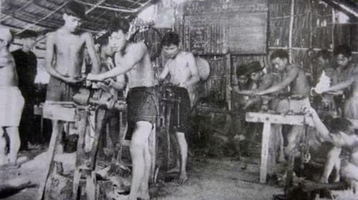 Cảnh trong phim tài liệu "Công binh xưởng Khu 8".