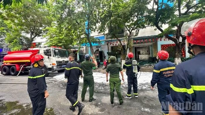 Lực lượng chức năng tiếp cận hiện trường vụ cháy từ nhiều hướng. (Ảnh: ANH ĐÀO)