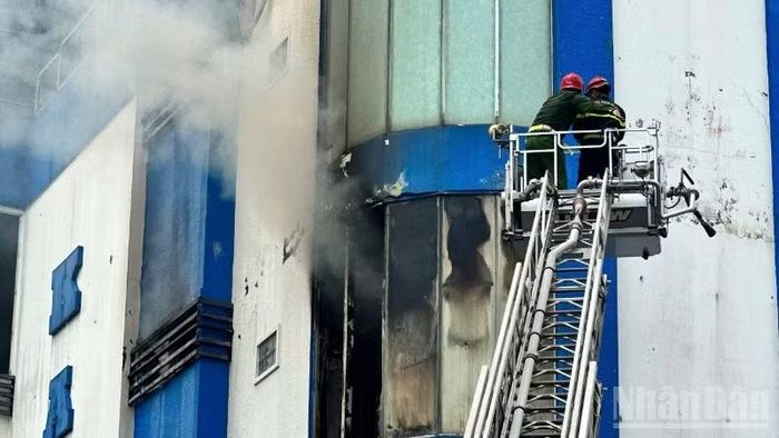 Cảnh sát cứu hỏa sử dụng xe thang tiếp cận hiện trường.