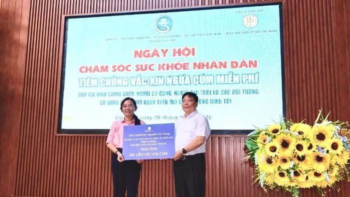 Lãnh đạo Viện Pasteur Thành phố Hồ Chí Minh trao vaccine cho phường Bình Tây.