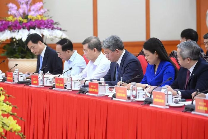 Các đồng chí lãnh đạo Đảng, Nhà nước và các đại biểu tham dự cuộc làm việc. (Ảnh: ĐĂNG KHOA)