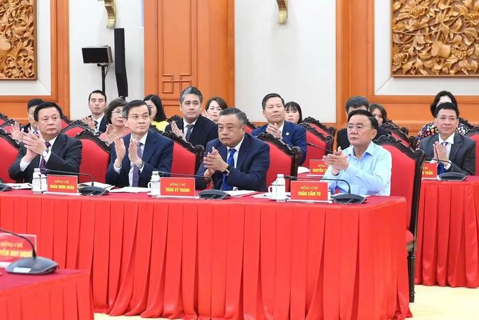 Các đồng chí lãnh đạo Đảng, Nhà nước và các đại biểu tham dự cuộc làm việc. (Ảnh: ĐĂNG KHOA)