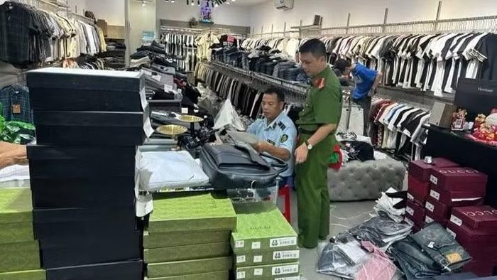 Lực lượng Phòng Cảnh sát kinh tế Công an thành phố Đồng Nai và Chi Cục quản lý thị trường Đồng Nai kiểm tra cửa hàng liên quan đến vụ án.