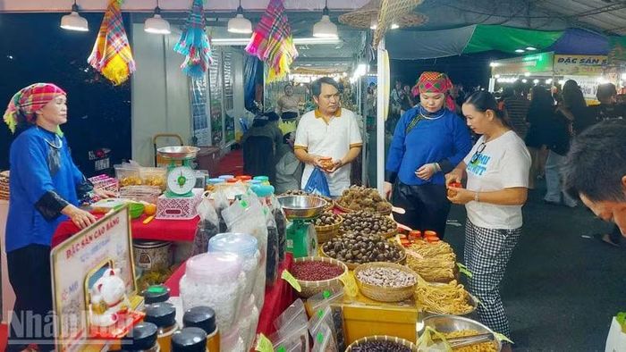Người dân tham quan khu trưng bày sản phẩm đặc trưng của Cao Bằng.