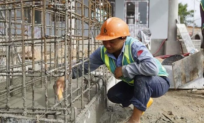 Công nhân Công ty Thương mại-Xây dựng số 6 miệt mài làm việc trên công trường xây dựng Trường nội trú liên cấp Thanh Nưa.