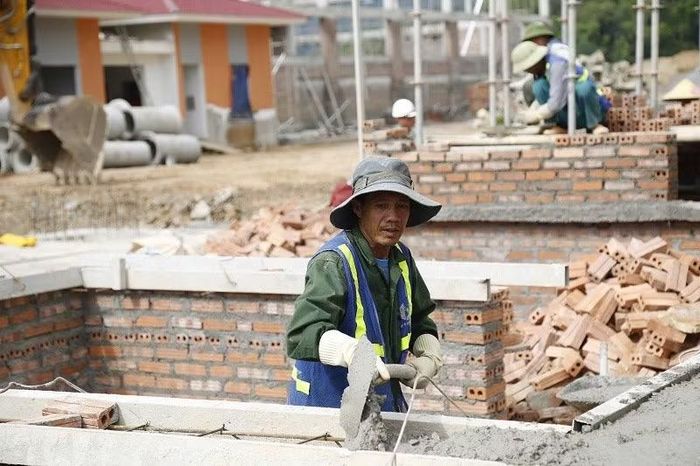 Mỗi công nhân đều nỗ lực vì mục tiêu tiến độ và chất lượng công trình.