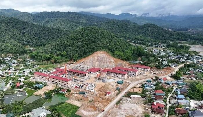 Giữa núi đồi biên cương, Trường nội trú liên cấp Thanh Nưa đang hoàn thiện, là công trình hiện đại bậc nhất trên địa bàn xã biên giới Thanh Nưa.