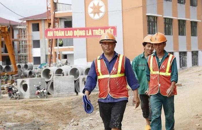 Trên công trường, mỗi công nhân đều tuân thủ nghiêm quy định an toàn, bảo đảm an toàn trong lao động.