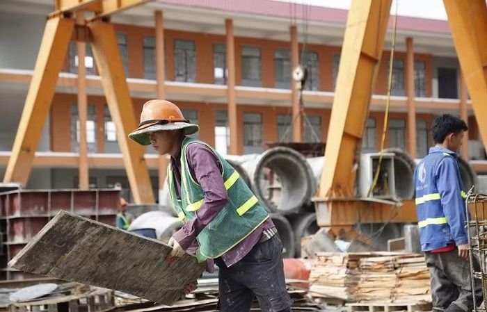 Không quản ngại mưa, nắng, công nhân luôn miệt mài làm việc.