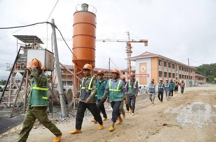 Hơn 200 công nhân thuộc Công ty Thương mại-Xây dựng số 6 được chia thành "3 ca, 4 kíp" làm việc liên tục, đáp ứng tiến độ công trình.