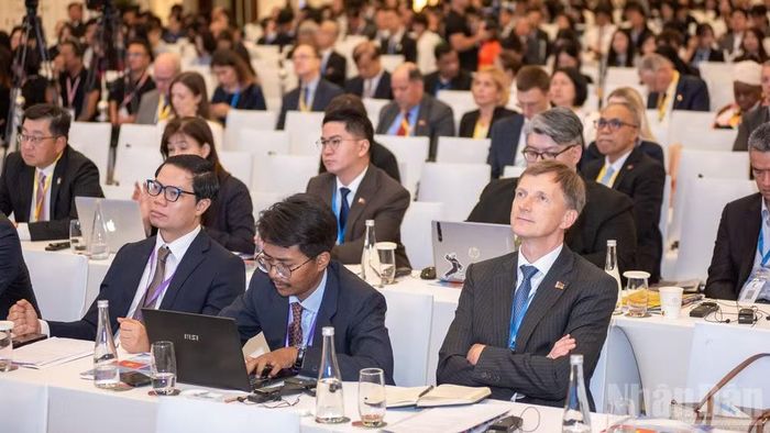 Các đại biểu tham dự phiên toàn thể thứ nhất trong Diễn đàn Tương lai ASEAN lần thứ ba. (Ảnh: MINH DUY)