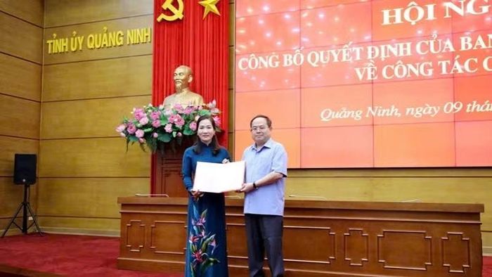 Đồng chí Quản Minh Cường, Bí thư Tỉnh Ủy Quảng Ninh, trao quyết định điều động, phân công và bổ nhiệm đồng chí Nguyễn Thị Hạnh giữ chức vụ Trưởng Ban Tuyên giáo và Dân vận Tỉnh ủy.