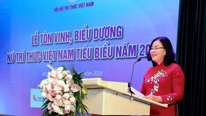 Ủy viên Bộ Chính trị, Bí thư Trung ương Đảng, Chủ tịch Ủy ban Trung ương Mặt trận Tổ quốc Việt Nam Bùi Thị Minh Hoài phát biểu tại buổi lễ tôn vinh và biểu dương Hội viên Nữ trí thức Việt Nam tiêu biểu. (Ảnh: Ban tổ chức)