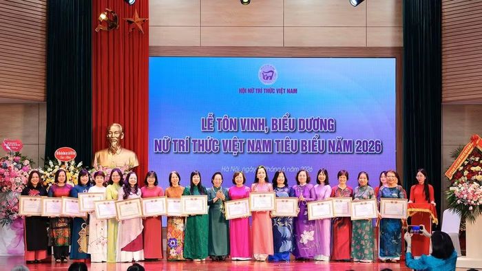 Giáo sư, Tiến sĩ Nguyễn Thị Doan và Giáo sư, Tiến sĩ Lê Thị Hợp trao khen thưởng cho các hội viên tiêu biểu của Hội Nữ trí thức Việt Nam. (Ảnh: Ban tổ chức)