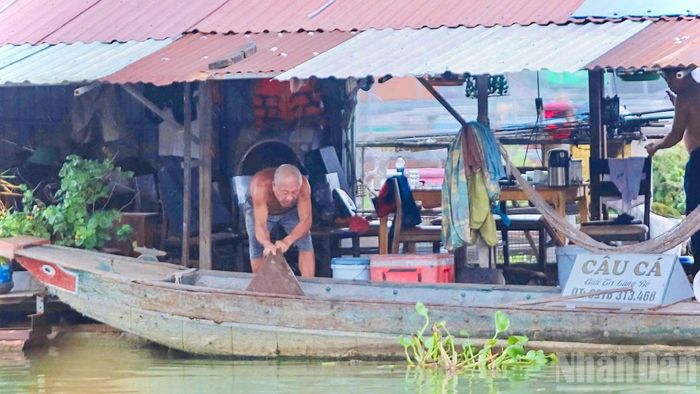 Nhiều hộ dân nuôi cá ở trên bè từ nhiều năm qua. Kết quả khảo sát của phường Trấn Biên đầu tháng 6 cho biết, có 195 hộ với 517 nhân khẩu sống trực tiếp trên bè.