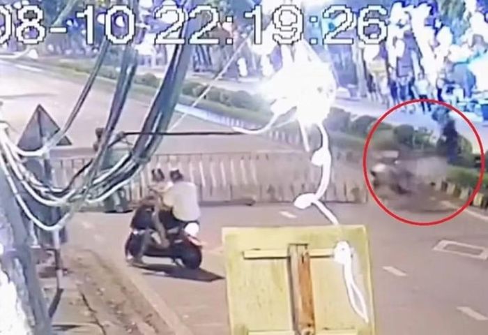 Hình ảnh nhóm thanh thiếu niên đi xe tốc độ cao đâm vào rào chắn (khoanh đỏ) do lực lượng chức năng lập trên đường Võ Nguyên Giáp, phường Trà Lý. (Ảnh cắt từ clip)