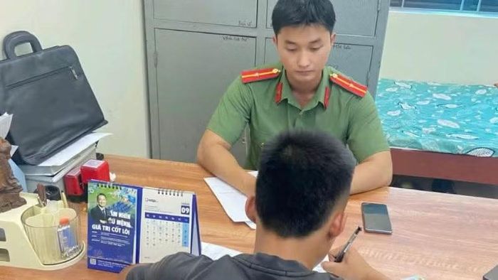 Công an xã Đông Tiên Hưng (tỉnh Hưng Yên) xử lý trường hợp công dân chia sẻ video cổ vũ đua xe trái phép tại phường Trà Lý trên mạng xã hội. (Ảnh: Công an cung cấp)