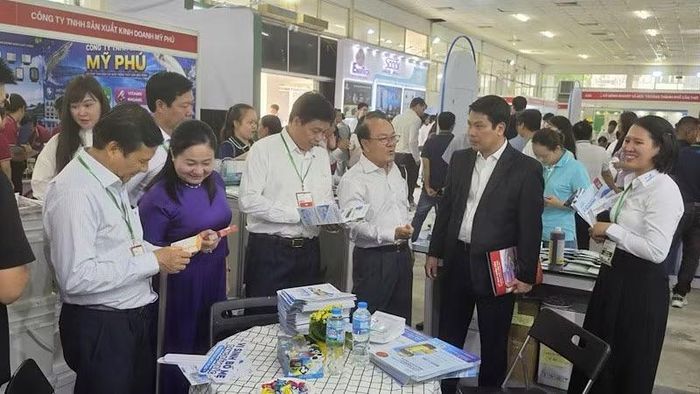 Các đại biểu tìm hiểu các sản phẩm tại hội chợ.