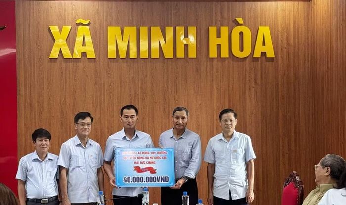 Anh hùng Lao động, Huấn luyện viên Mai Đức Chung tặng quà cho người nghèo xã Minh Hòa.