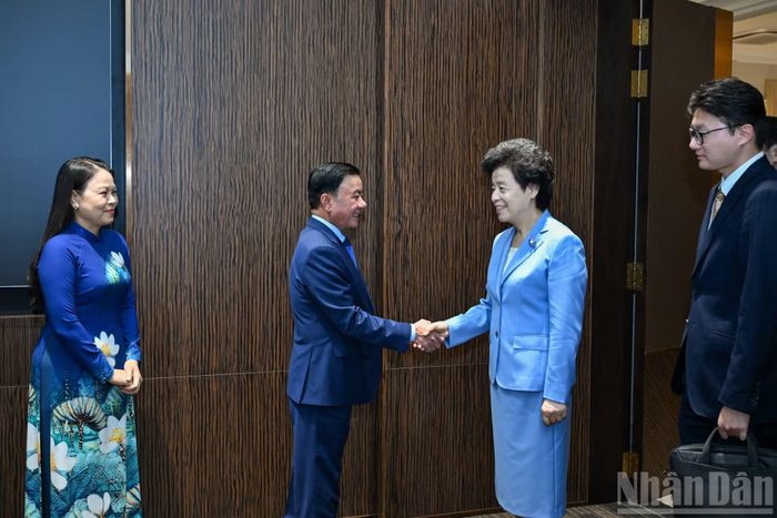 Thường trực Ban Bí thư Trần Cẩm Tú tiếp Phó Chủ tịch Chính hiệp toàn quốc Trung Quốc Hàm Huy. (Ảnh: DUY LINH)