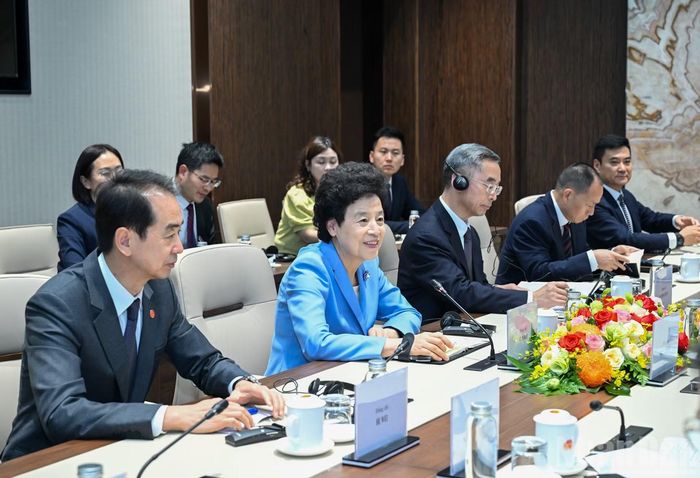 Phó Chủ tịch Chính hiệp toàn quốc Trung Quốc Hàm Huy và các đại biểu tại cuộc tiếp. (Ảnh: DUY LINH)