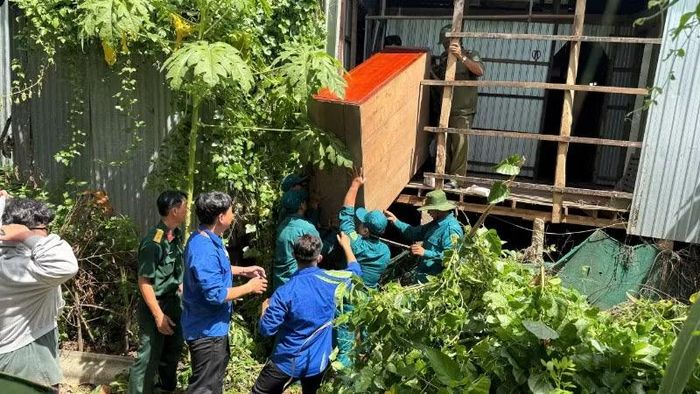 Hỗ trợ các hộ dân xã Châu Phú trong vùng sạt lở di dời tài sản.