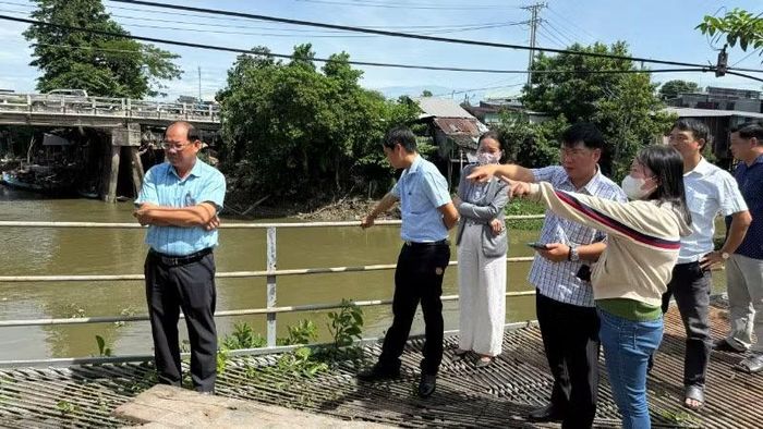Lãnh đạo Ủy ban nhân dân xã Châu Phú kiểm tra khu vực sạt lở.
