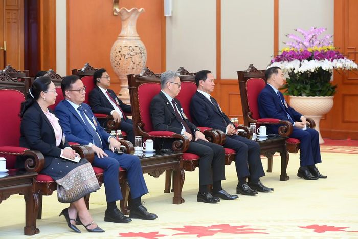 Các đại biểu Lào tham dự cuộc tiếp.