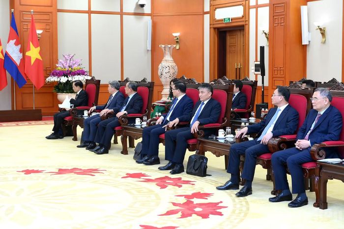 Các đại biểu Việt Nam dự cuộc tiếp.