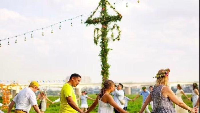 Điệu múa quanh cột hoa. (Ảnh: Đại sứ quán Thụy Điển)