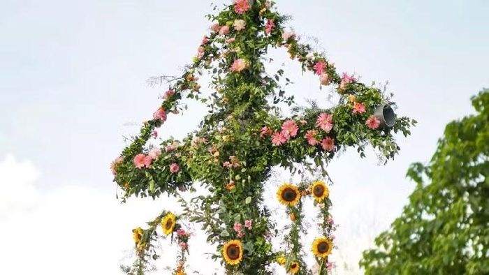 Cột hoa - biểu tượng gắn liền với lễ hội mùa hè Midsummer. (Ảnh: Đại sứ quán Thụy Điển)