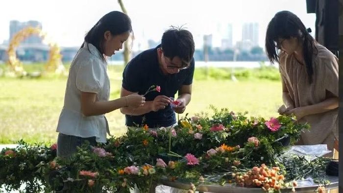 Người tham dự trải nghiệm kết vòng hoa. (Ảnh: Đại sứ quán Thụy Điển)