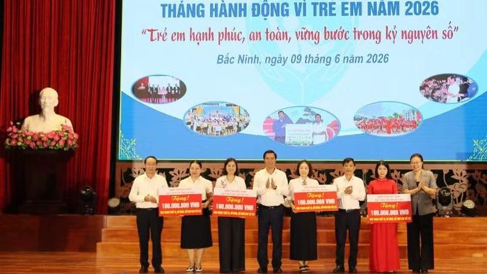 Trao tặng trang thiết bị, đồ chơi ngoài trời cho 4 trường mầm non.