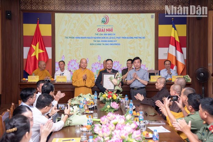 Hạng mục Báo Ảnh không có giải Nhất. Tác phẩm ảnh "Hàng nghìn người nghênh đón xá lợi Đức Phật trên đường phố Thủ đô" của tác giả Hoàng Giang Huy đã đạt giải Nhì của hạng mục này.