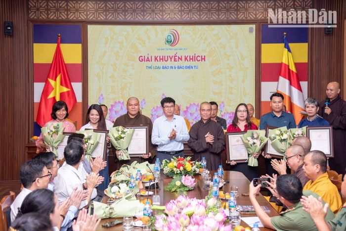 Tác phẩm “Về xứ Quảng tìm dấu chân đức Phật” (2 bài) của nhóm Tác giả Phan Hải Tùng Lâm, Nguyễn Thị Phương Lan thuộc cơ quan đại diện của Báo Nhân Dân khu vực miền trung-Tây nguyên đạt giải Khuyến khích hạng mục Báo in-Báo điện tử.