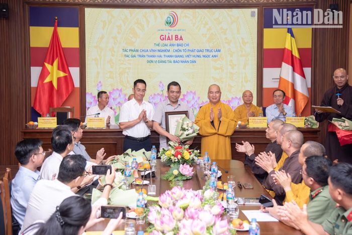  Giải Báo chí Phật giáo 2025 ghi nhận sự tham gia của các nhóm tác giả đến từ Báo Nhân Dân và được giới chuyên môn đánh giá cao. Tác phẩm “Chùa Vĩnh Nghiêm - Chốn Tổ Phật giáo Trúc Lâm” của nhóm tác giả Trần Thanh Hải, Thanh Giang, Việt Hưng, Ngọc Anh thuộc Phòng Ảnh của Báo Nhân Dân đoạt giải Ba hạng mục Báo Ảnh. 