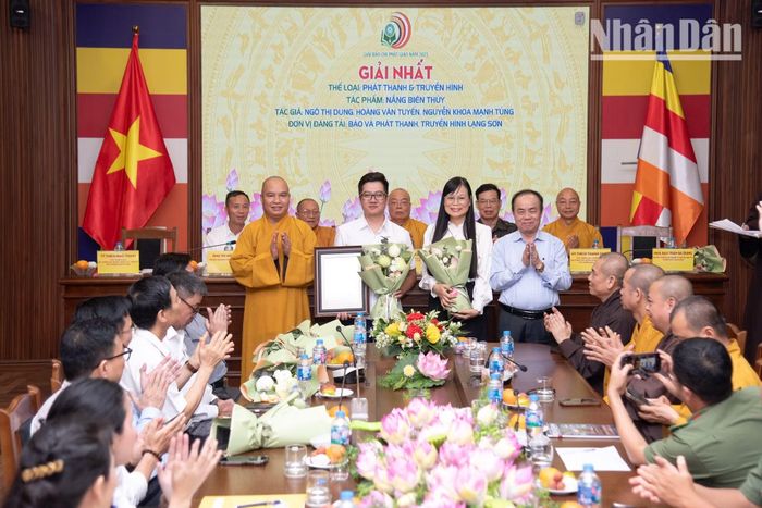 Ở hạng mục Phát Thanh và Truyền hình, giải Nhất thuộc về tác phẩm “Nắng biên thùy” của nhóm tác giả Ngô Thị Dung, Hoàng Văn Tuyển, Nguyễn Khoa Mạnh Tùng đăng trên Báo Phát thanh và Truyền hình Lạng Sơn.