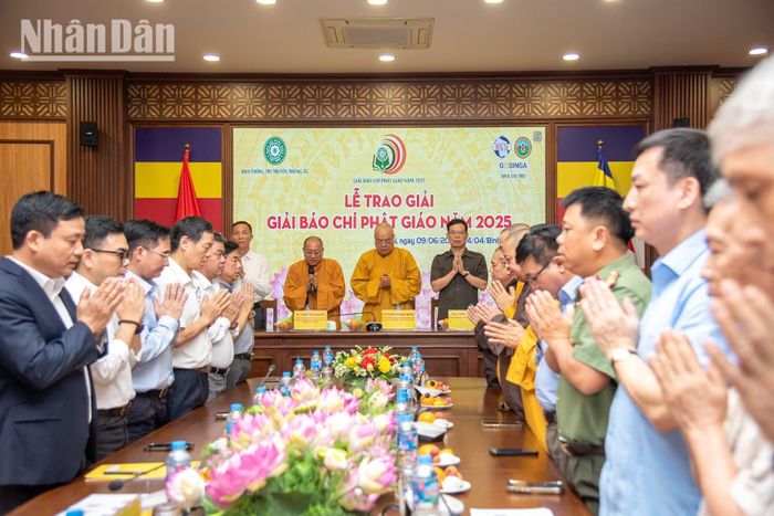 Toàn thể các đại biểu và khách mời niệm hồng danh đức phật trước khi tiến hành lễ trao giải.