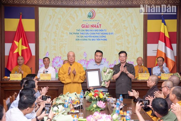 Ở hạng mục Báo in - Báo điện tử, giải Nhất thuộc về tác phẩm "Theo dấu chân Phật Hoàng" (4 kỳ) của tác giả Nguyễn Hoàng Dương của báo Tiền Phong.