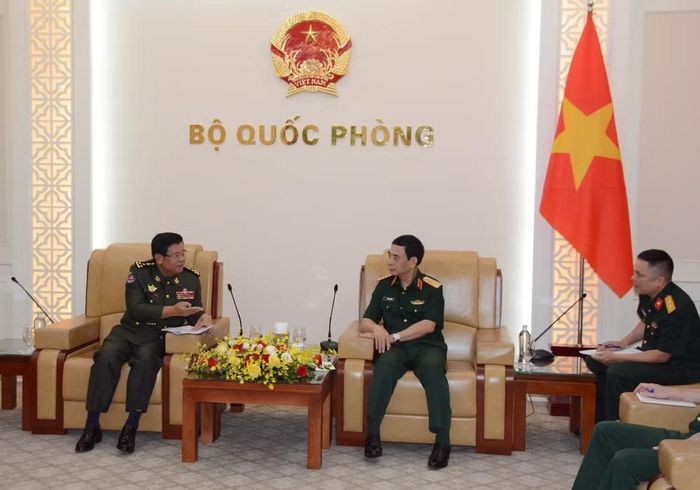 Đại tướng Phan Văn Giang, Ủy viên Bộ Chính trị, Phó Bí thư Quân ủy Trung ương, Phó Thủ tướng Chính phủ, Bộ trưởng Quốc phòng và Đại tướng Prak Sovanna, Quốc vụ khanh Bộ Quốc phòng Campuchia tại buổi tiếp.