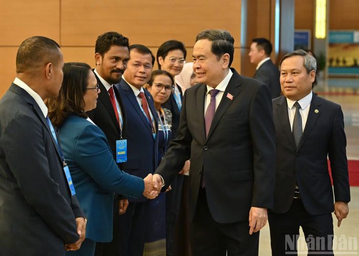 Chủ tịch Quốc hội Trần Thanh Mẫn với lãnh đạo các Thành phố ASEAN tại cuộc tiếp.