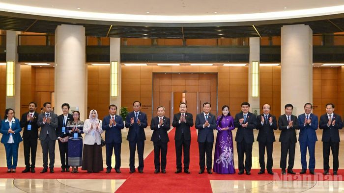 Chủ tịch Quốc hội Trần Thanh Mẫn với các đại biểu tại buổi tiếp.