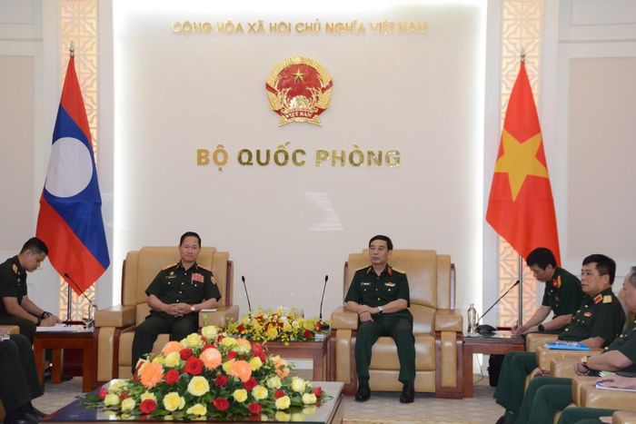Đại tướng Phan Văn Giang, Ủy viên Bộ Chính trị, Phó Bí thư Quân ủy Trung ương, Phó Thủ tướng Chính phủ, Bộ trưởng Quốc phòng và Đại tướng Khamliang Outhakaysone, Ủy viên Bộ Chính trị Đảng Nhân dân Cách mạng Lào, Phó Thủ tướng Chính phủ, Bộ trưởng Quốc phòng Lào tại buổi tiếp.
