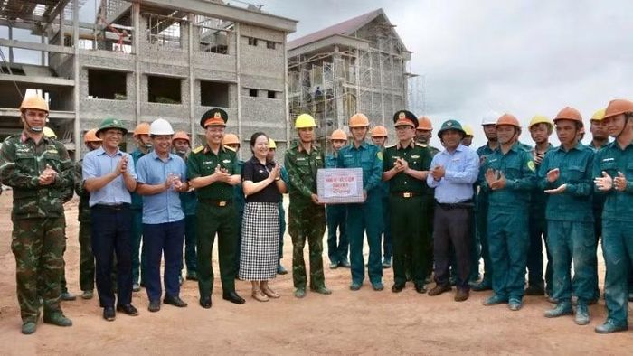 Thiếu tướng Lương Đình Chung và đại diện các sở, ngành thăm, tặng quà cho cán bộ, chiến sĩ tăng cường, hỗ trợ đẩy nhanh tiến độ xây dựng Trường nội trú liên cấp tiểu học-trung học cơ sở xã biên giới la Lốp.