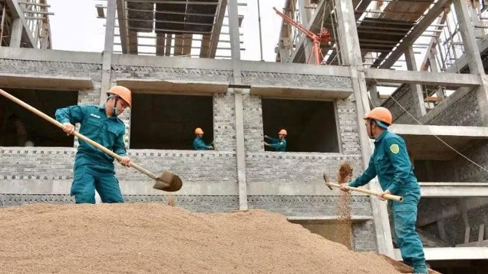 Lực lượng vũ trang tỉnh Đắk Lắk tăng cường, hỗ trợ đẩy nhanh tiến độ xây dựng Trường nội trú liên cấp tiểu học - trung học cơ sở xã biên giới Ia Lốp.