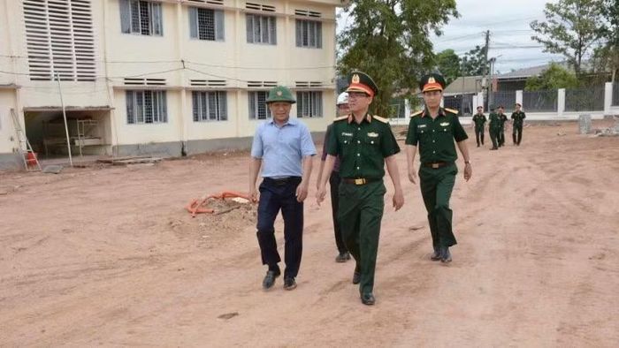 Thiếu tướng Lương Đình Chung kiểm tra tiến độ thi công Trường nội trú liên cấp tiểu học-trung học cơ sở xã biên giới Ia Rvê.