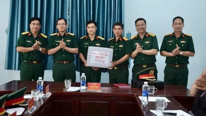 Thiếu tướng Lương Đình Chung kiểm tra, động viên, tặng quà Ban Chỉ huy Quân sự xã biên giới Ia Lốp.