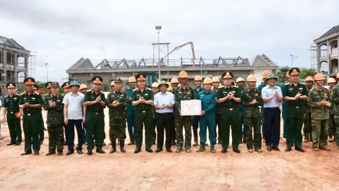 Chính ủy Quân khu 5, Thiếu tướng Lương Đình Chung tặng quà cán bộ, chiến sĩ tăng cường, hỗ trợ thi công xây dựng Trường nội trú liên cấp tiểu học - trung học cơ sở xã biên giới Ia Rvê.