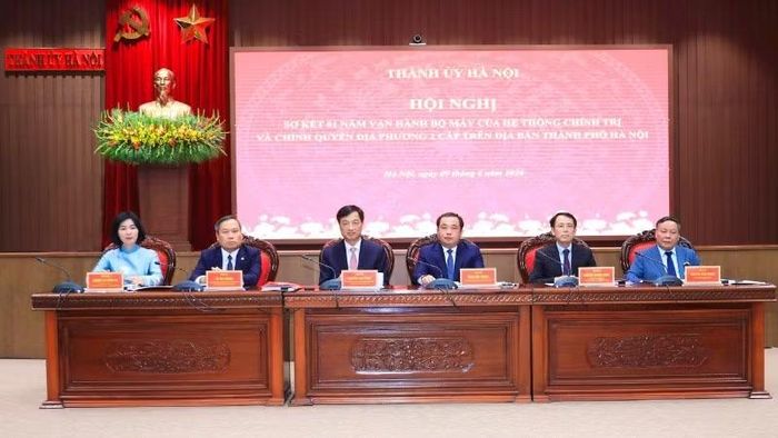 Các đồng chí lãnh đạo chủ trì hội nghị.